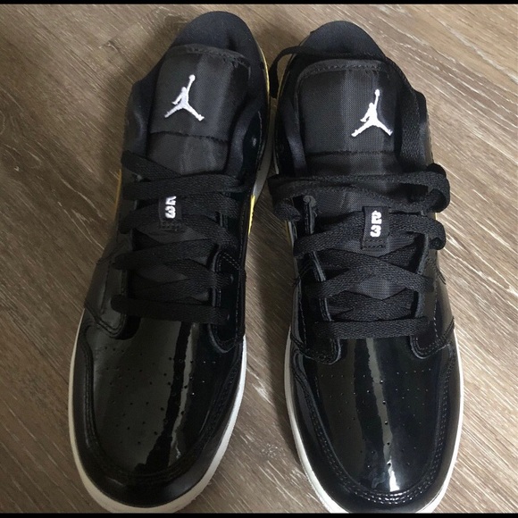 Air Jordans 1 Low ‘Meltallic Gold’ - Picture 4 of 4